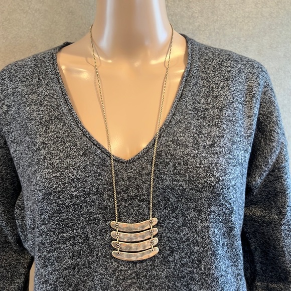 Long gold colored necklace - Picture 1 of 2